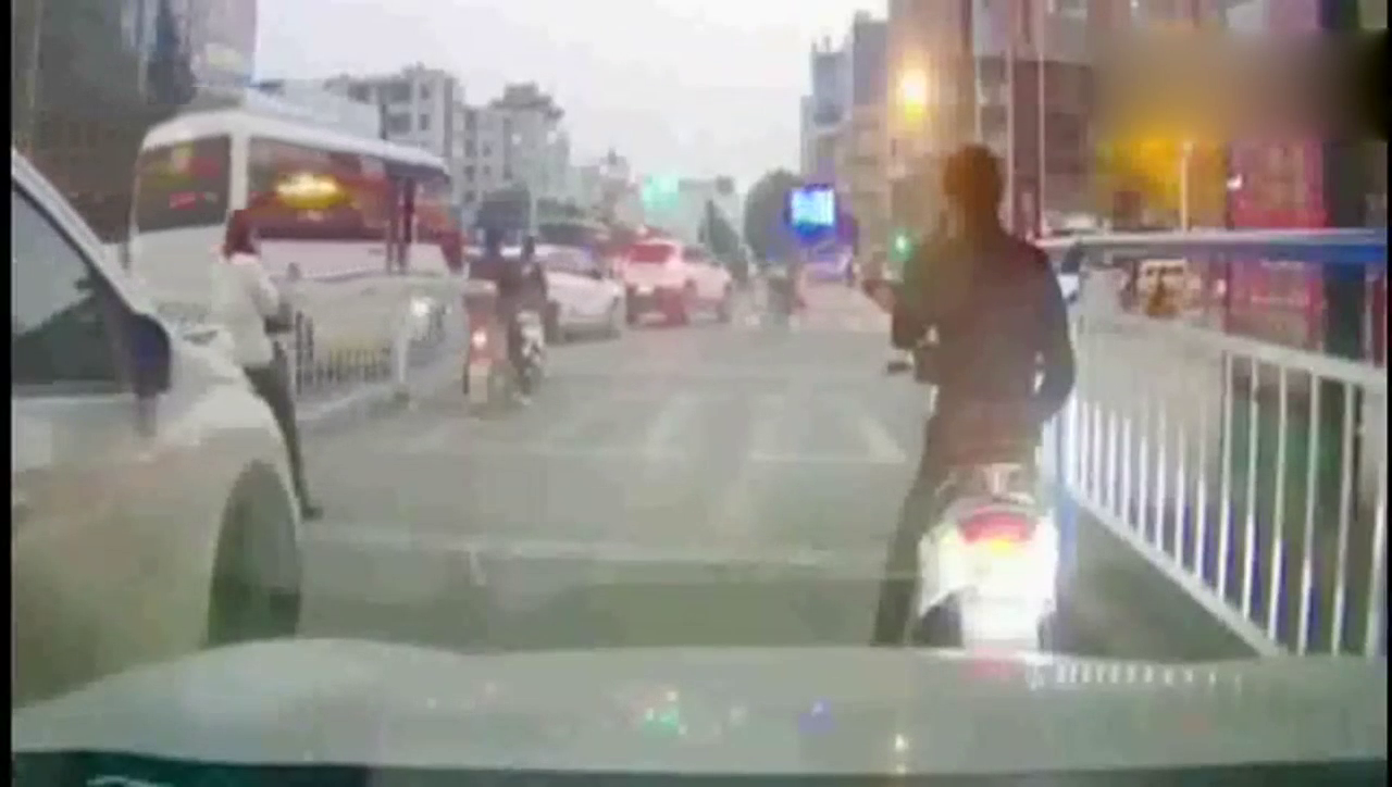 电动车小伙挡住了豪车的道，下一秒被司机打惨了！