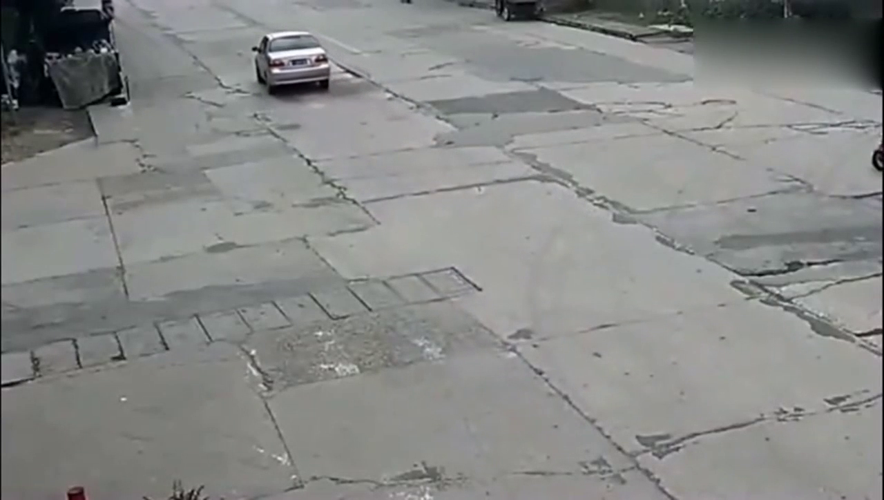 电动车女孩横穿马路，小轿车完全蒙圈了，监控拍下这样心疼的画面
