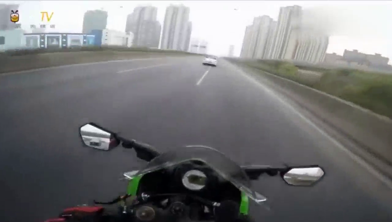 国内车友骑重机车街头超保时捷跑车，美女保时捷车主懵了！