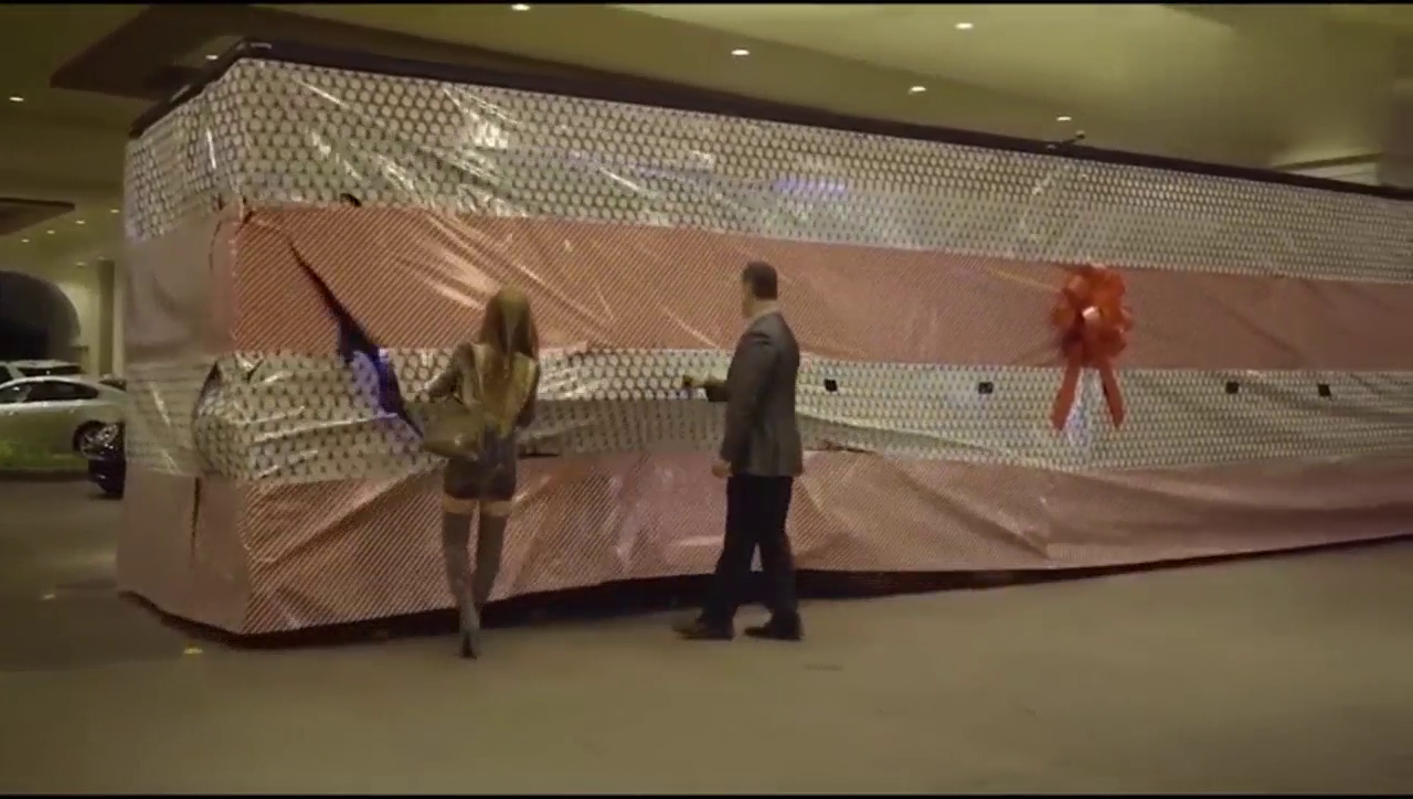 女土豪订制的超级跑车到货，撕开车膜以后瞬间激动了！