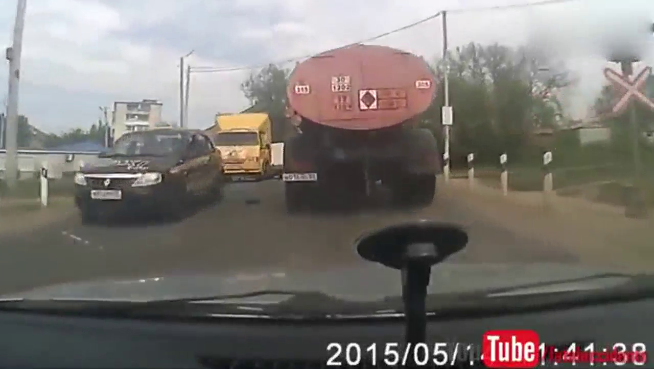 惊险一幕！油罐大卡车溜车吓死人了