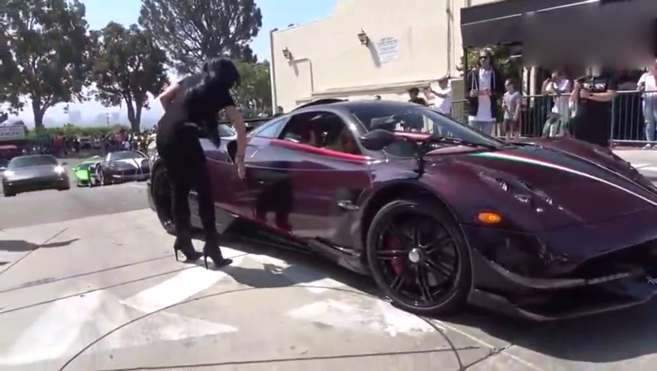 美女都抢着坐的超级跑车，超帅气的帕加尼！