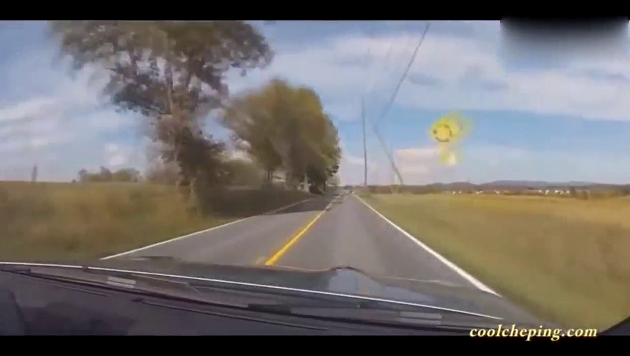 开跑车一定要低调，炫耀一下直接变废铁！