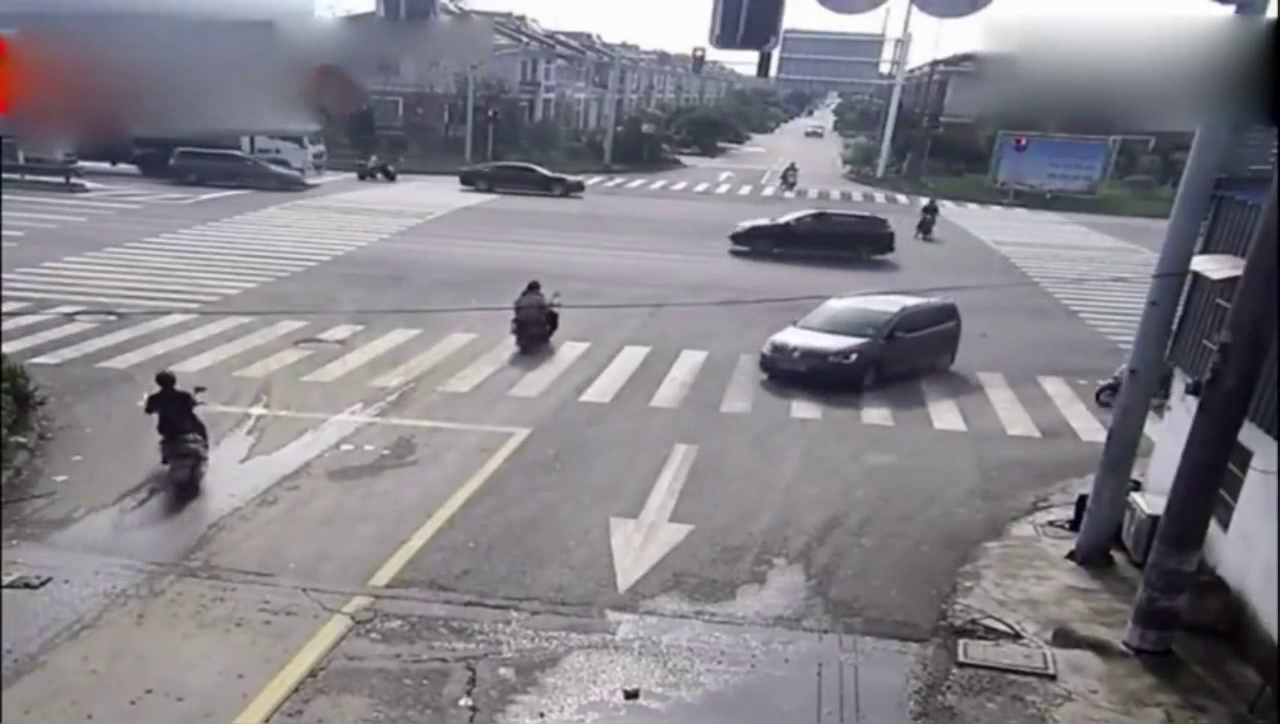 电动车老大爷慢悠悠过马路，悲剧发生了