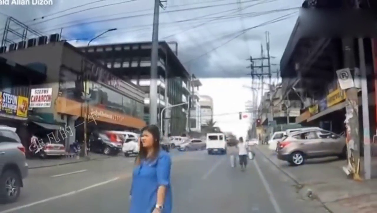 男子挑担过马路，却遭遇车祸，网友们对此事故评论不一！