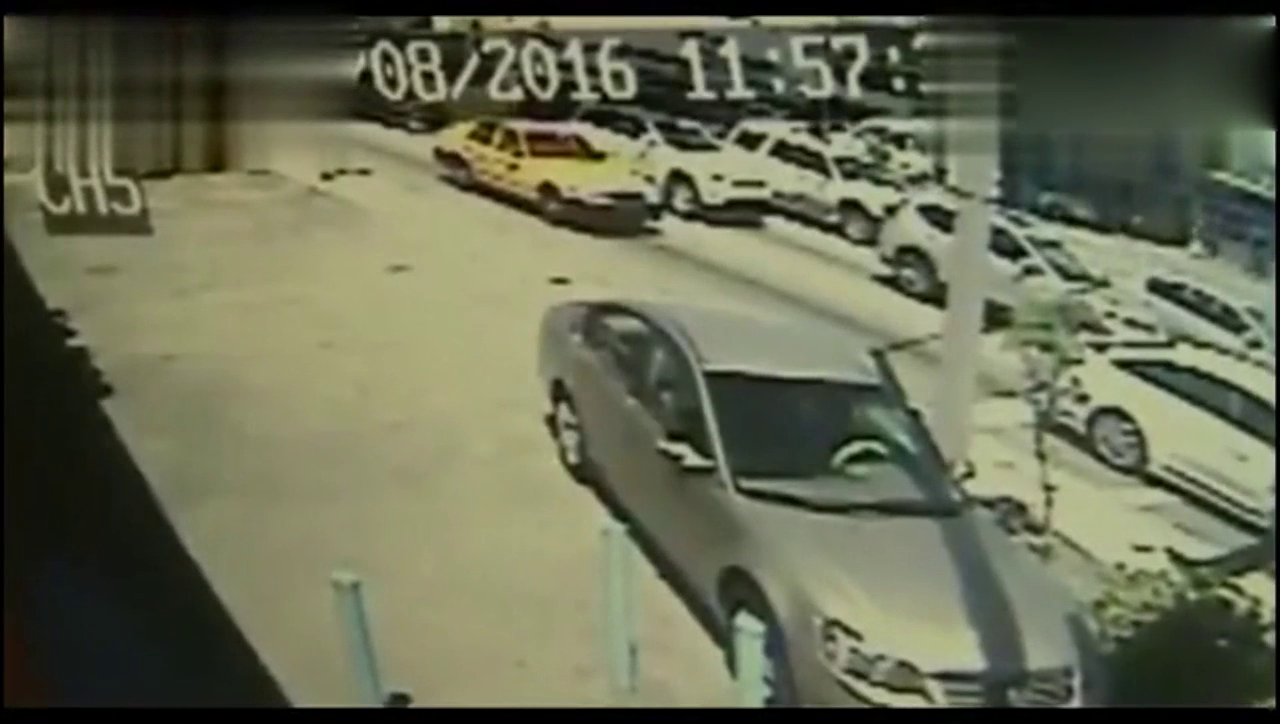 监控拍卡车失控横扫马路！