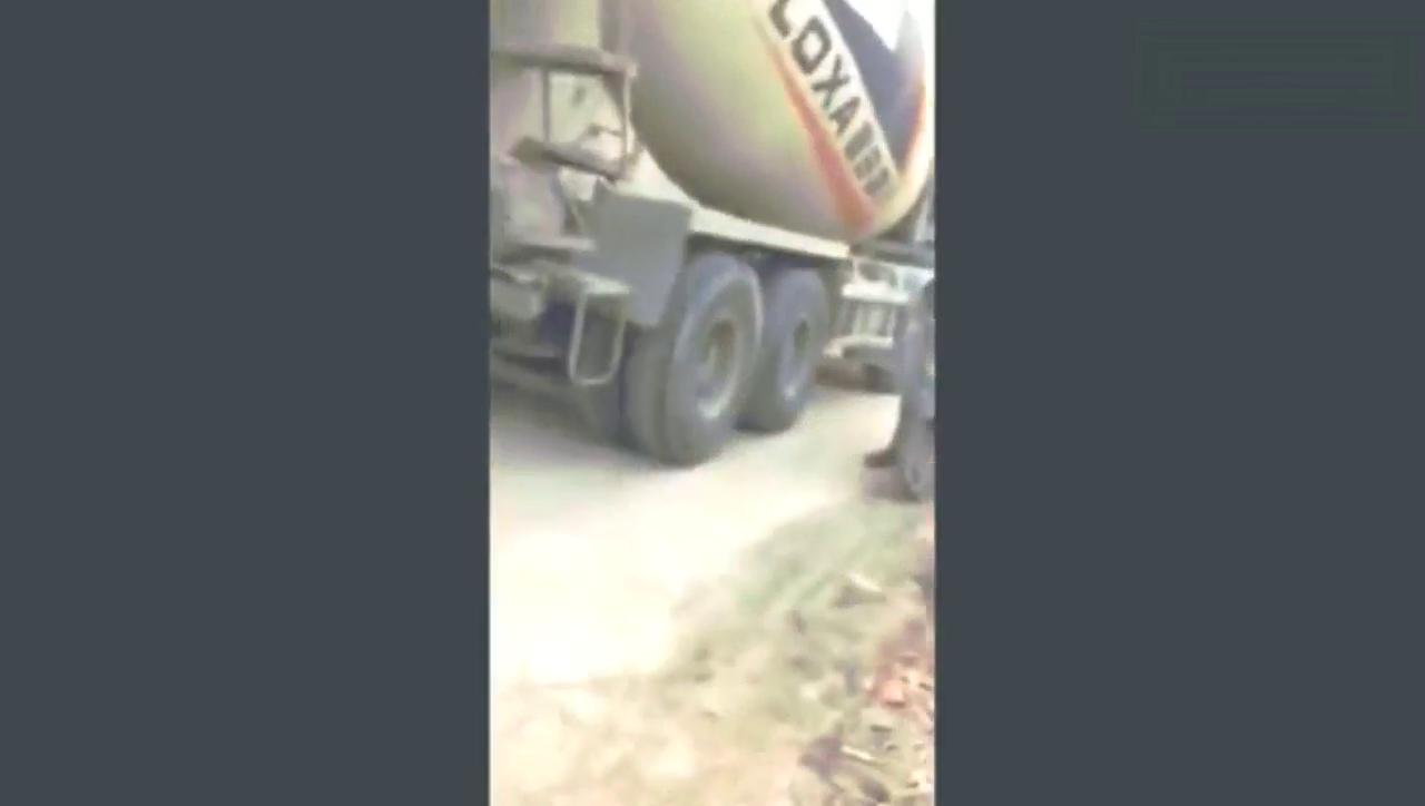 小美女骑电动车被卡车撞了，看着真让人心疼