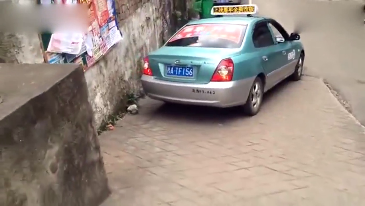出租车斜坡紧贴墙面停车，老司机这技术你给几分？