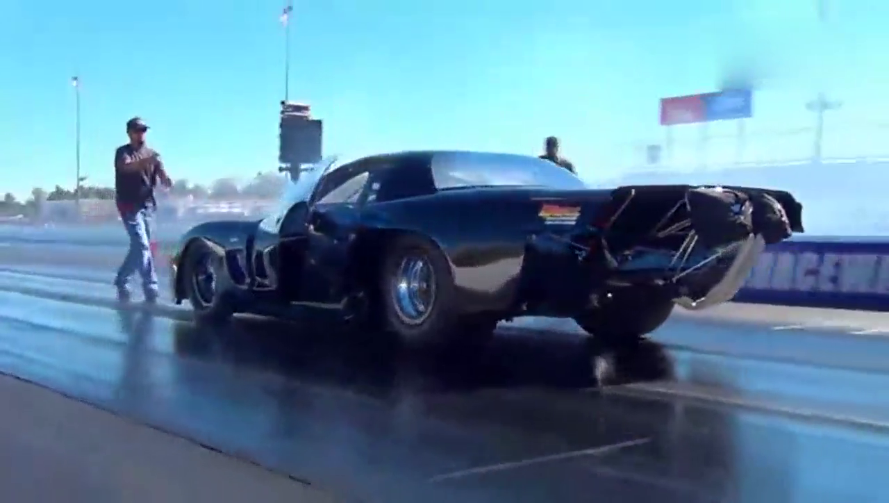 跑车在测试的过程中出现意外 撞在护栏上