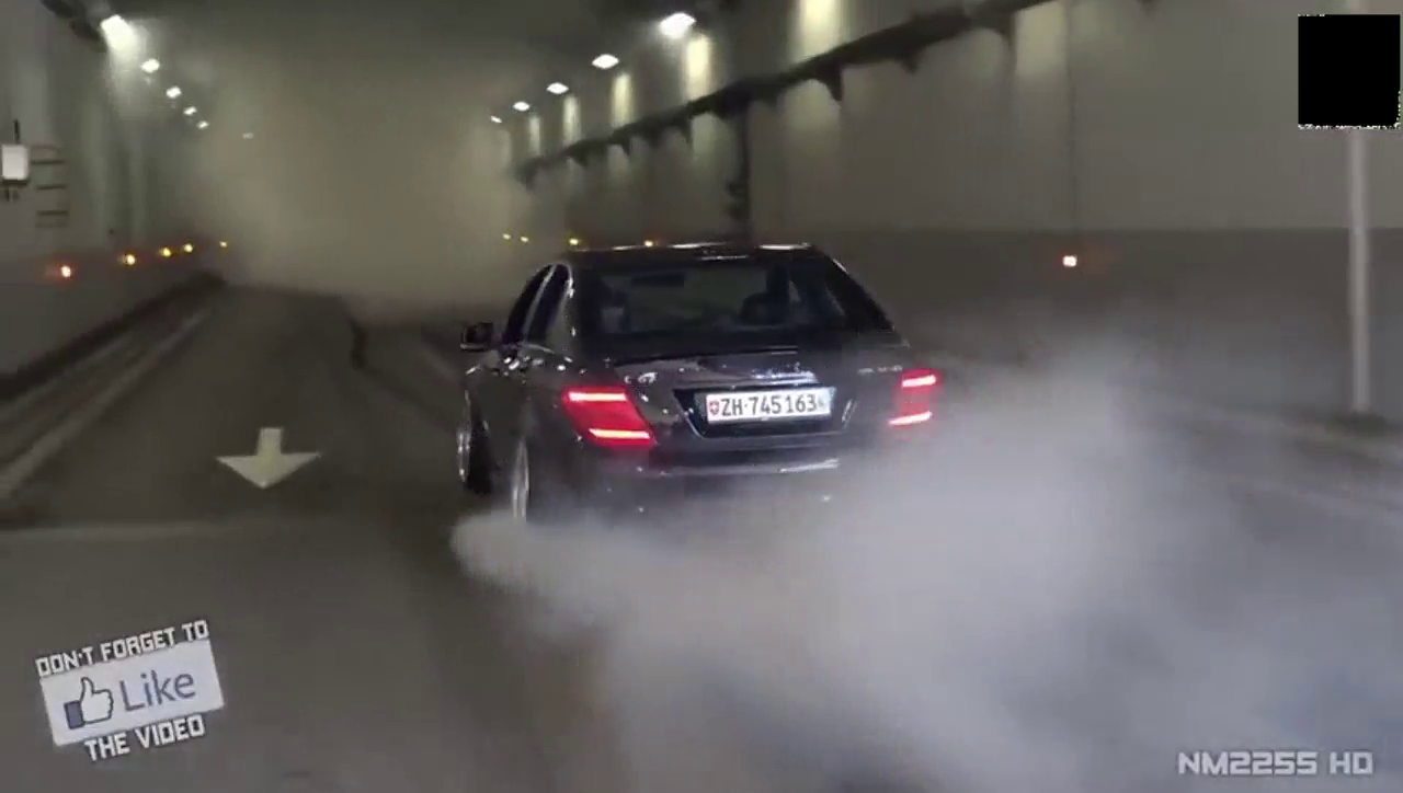 超级跑车在隧道 以后都老实了