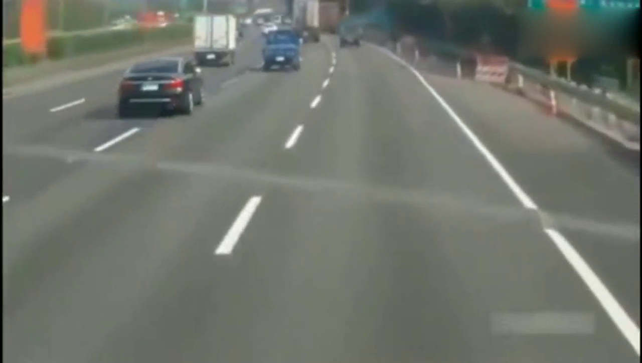 小卡车突然失控，宝马车做出神反应，不愧是老司机