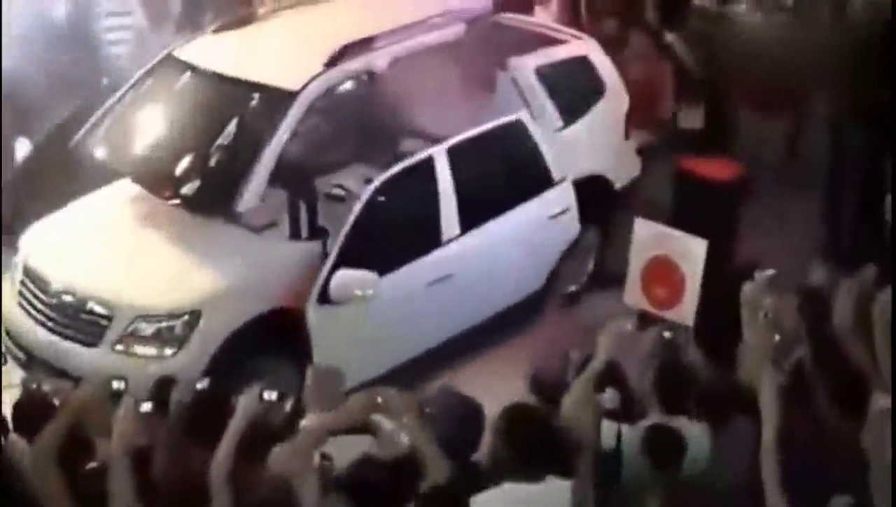 实拍比亚迪这次逆天，车展会上汽车突然变形，万人围观！