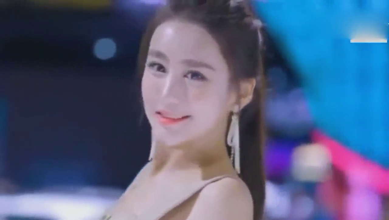 小姐姐太甜美，难怪这款跑车的销量这么好！