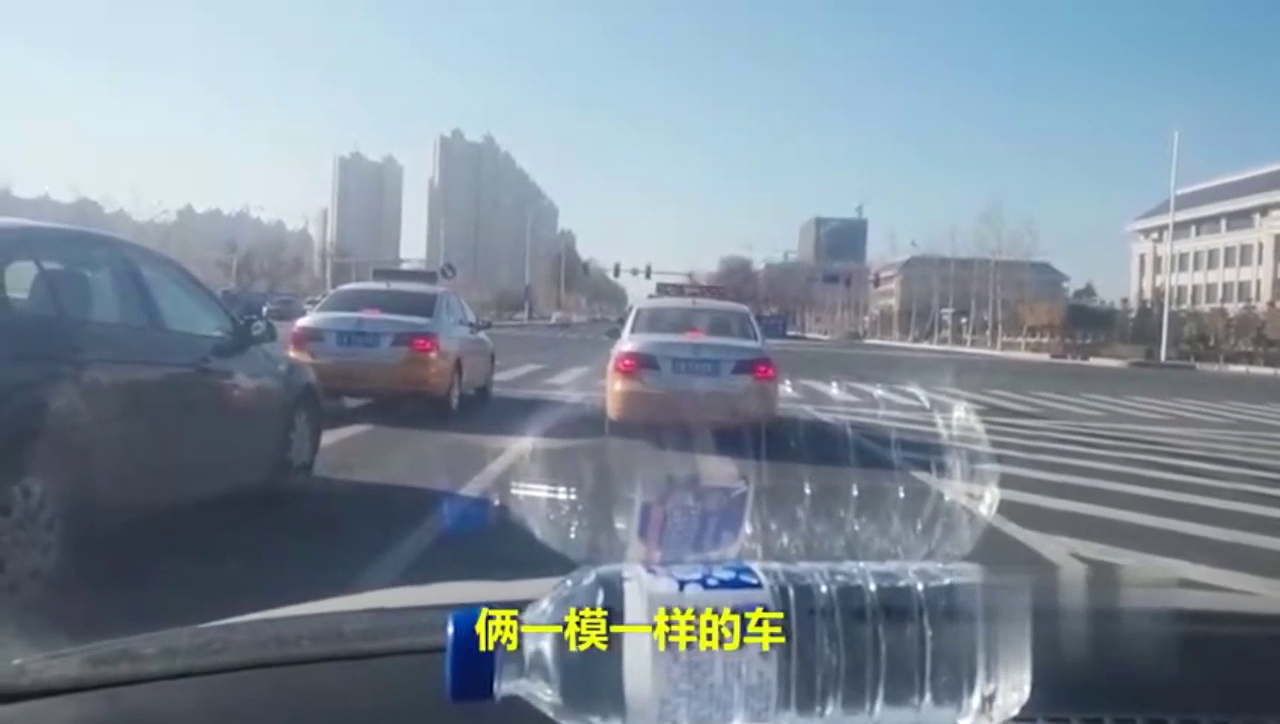 尴尬了！同号出租车街头偶遇并行等红灯