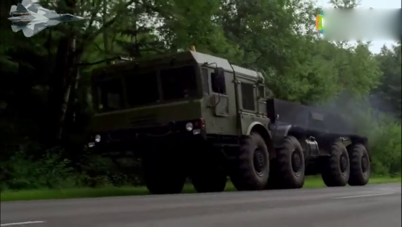 军用卡车越障测试，2米的沟不刹车直接过 !