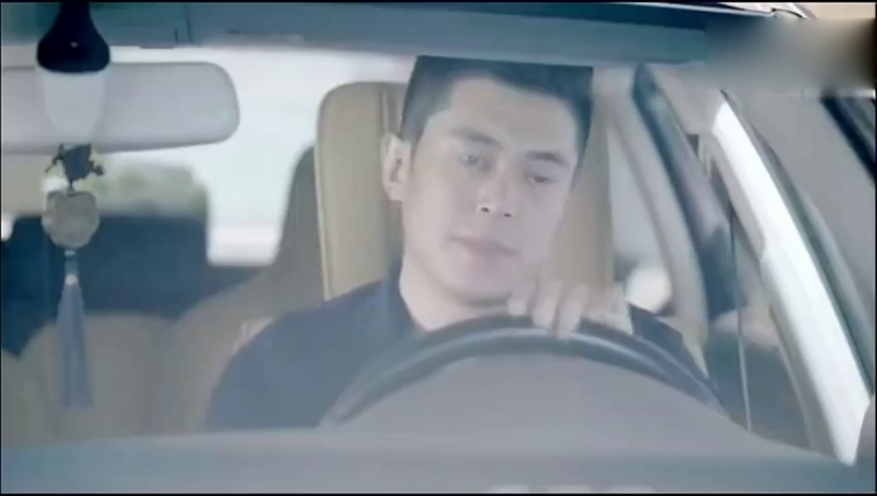 奥迪凌志争一个车位，下车的时候尴尬了，人家是敞篷车！