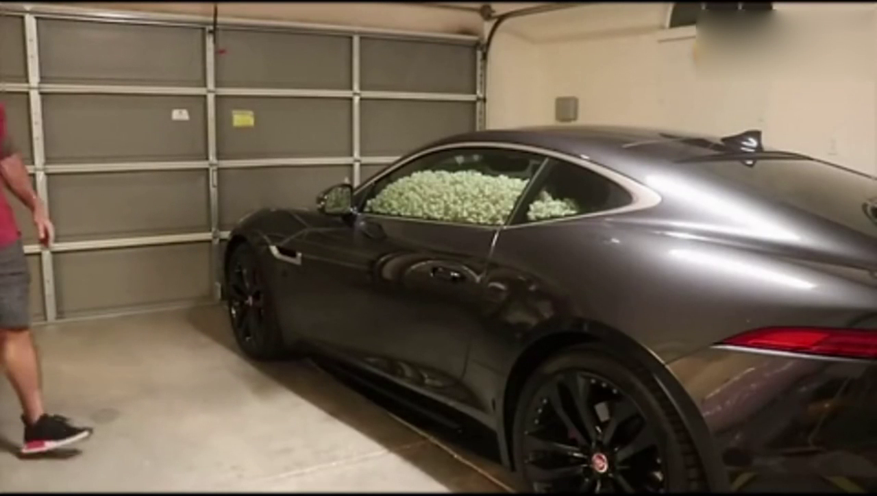 小伙花300万刚买的超级跑车，打开车门后车主立即惊得目瞪口呆！