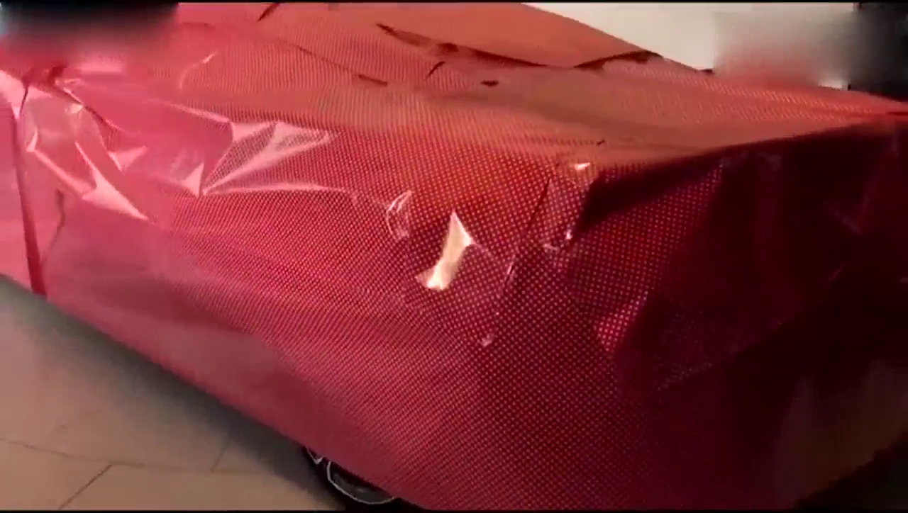 小伙期盼已久的跑车终于到货了，拉开遮车布以后顿时激动了！