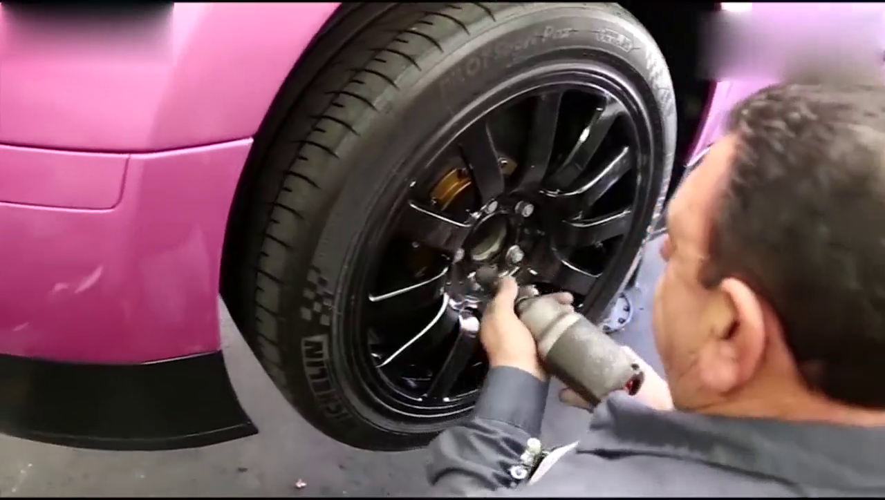 布加迪跑车的轮胎有多大，拆下来之后车主蒙圈了！