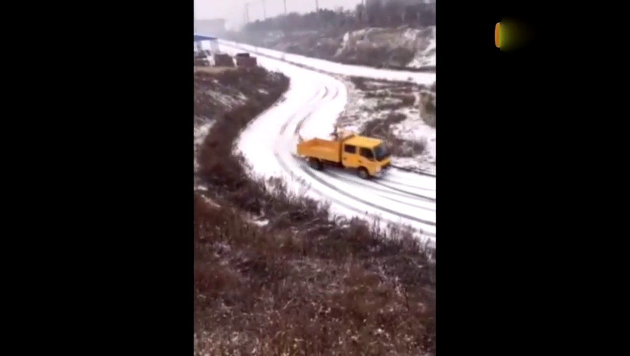 下雪天路上没人，老司机开卡车一个人玩得很开心，今晚秋名山等我