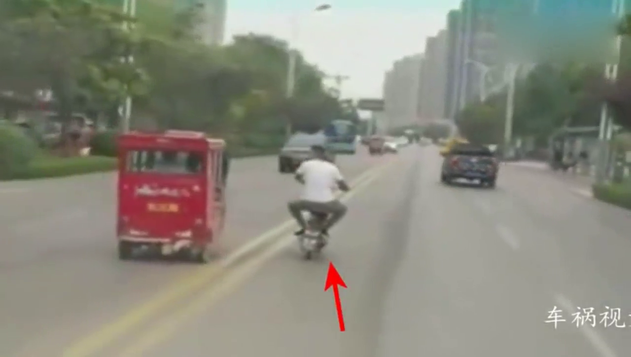 作死小伙骑电动车踹三轮车，接下来我忍不住笑了