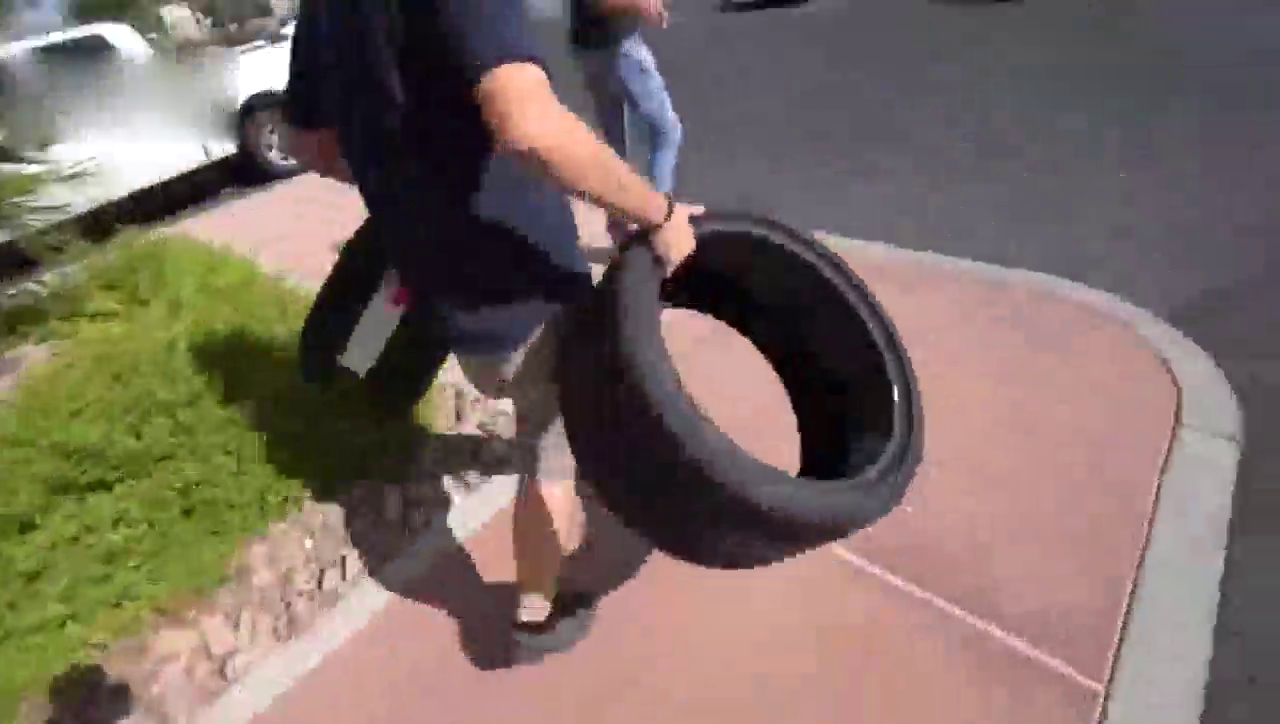 你们开跑车的都是这么放备胎的吗？