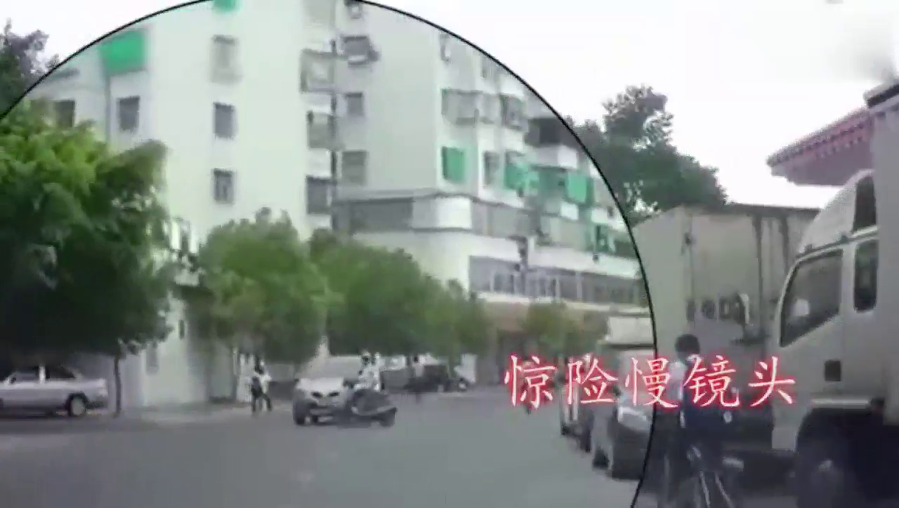 作死电动车强行，SUV无奈将其撞翻，整个画面触目惊心！