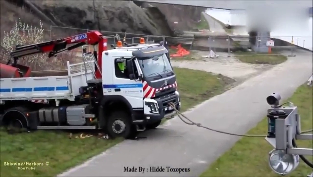 用船来拖先陷在泥坑里面的卡车：真怕船刹不住车！