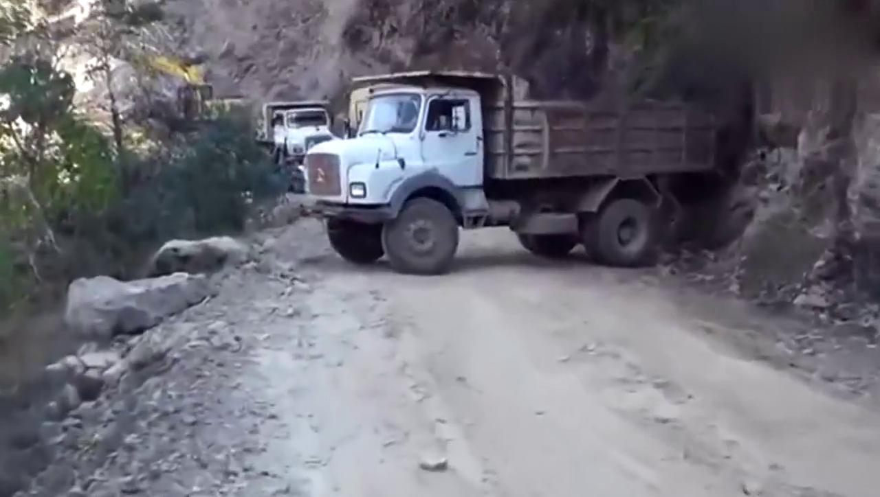 卡车司机的这个倒车不敢说有多牛，但他的胆量真不是一般的大！