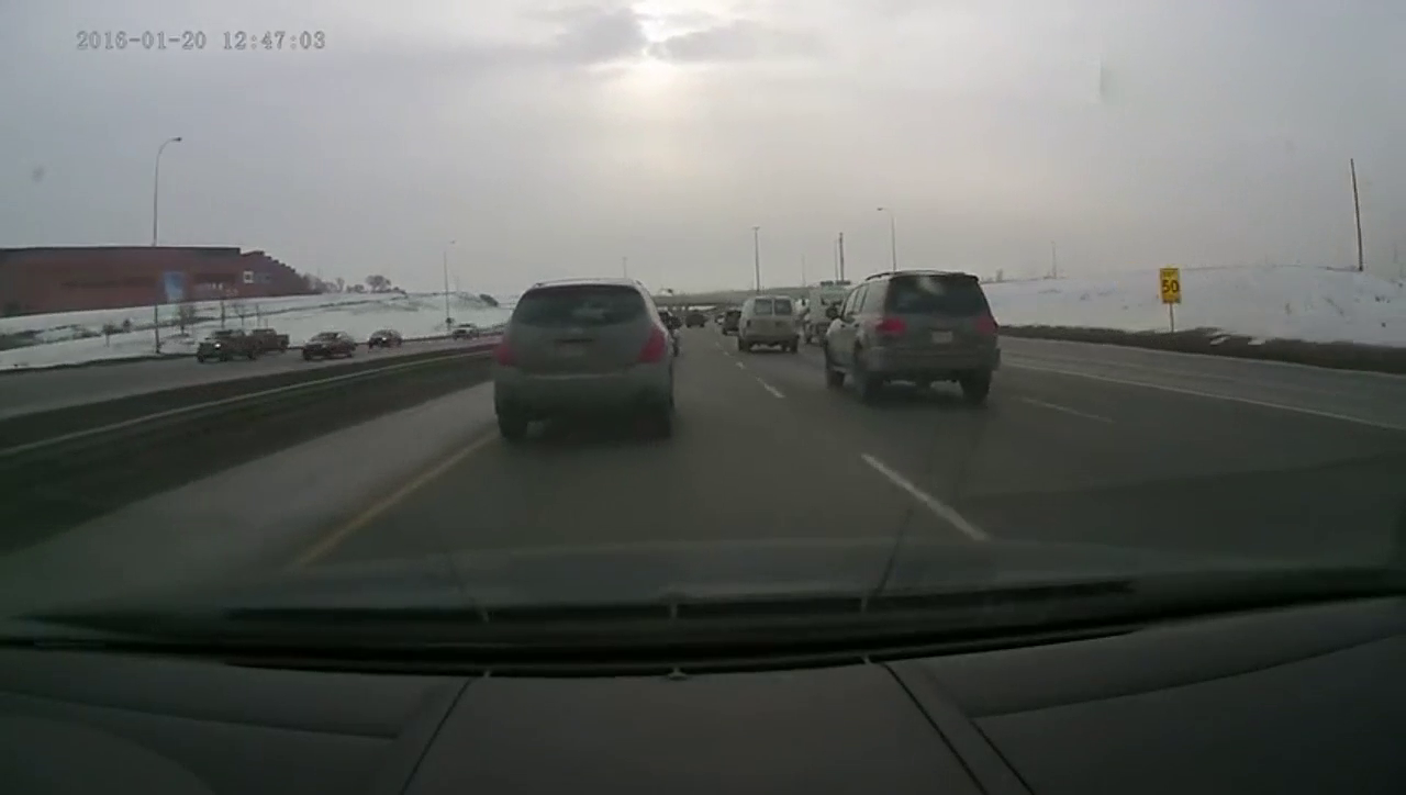 恐怖！车辆失控折回去撞卡车 最后三车悲剧了