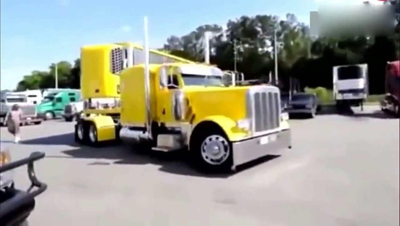 开着美式卡车倒车入库，看着真过瘾，我也想买一辆试试