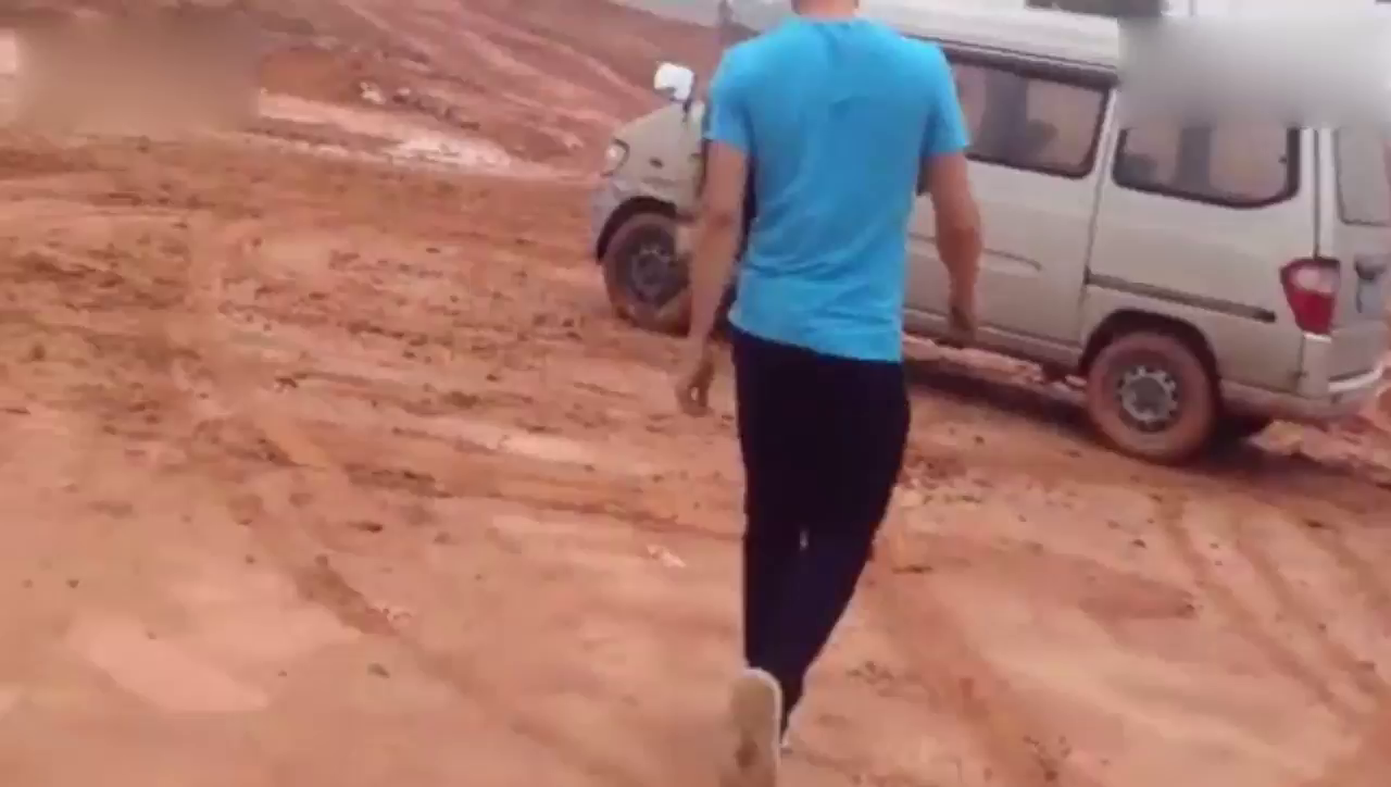 没有跑车，我用五菱之光玩漂移