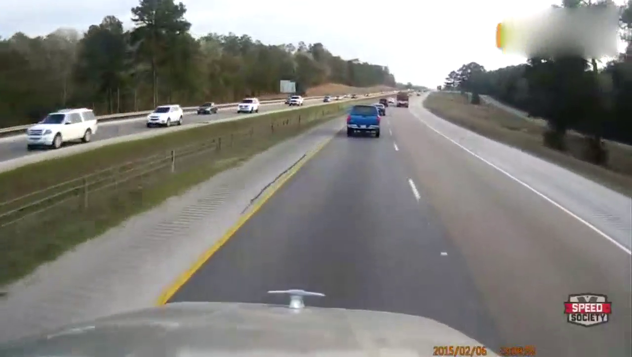 没素质的卡车遇上抢行的大众，大众惨败