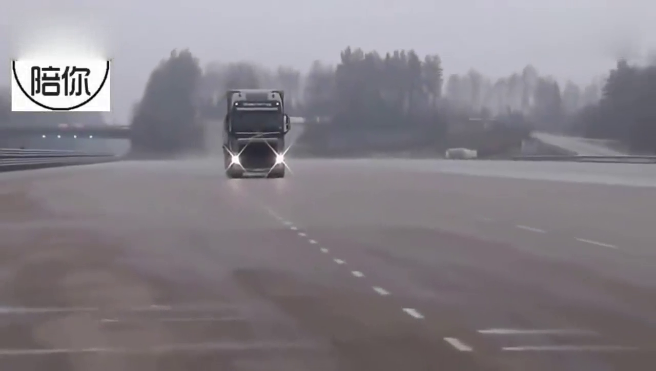 沃尔沃的卡车技术不愧为世界一流，看看人家的刹车有多厉害吧