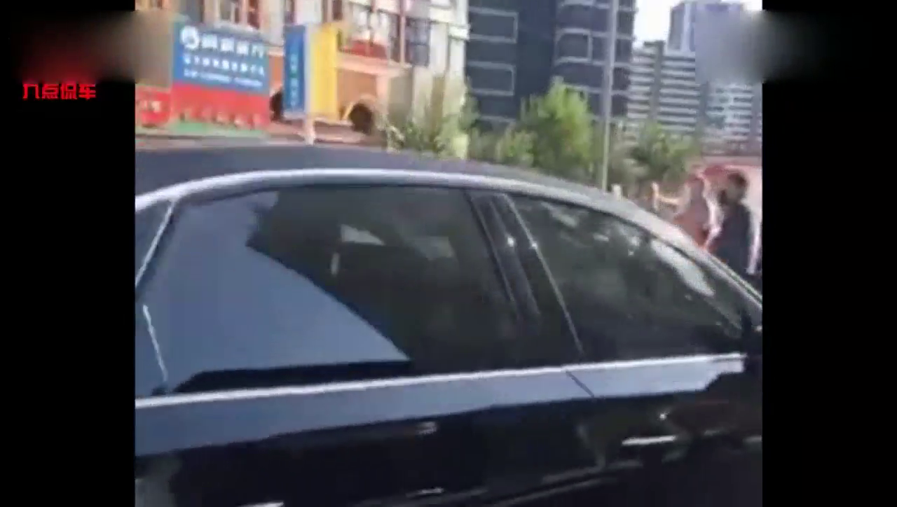 电动车擦挂轿车，骑车男下跪被女司机不停打耳光！