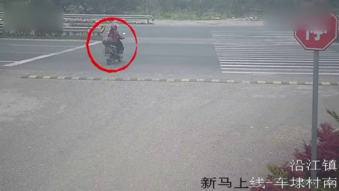 电动车女子路口和轿车抢行，停几秒完全可以避免事故
