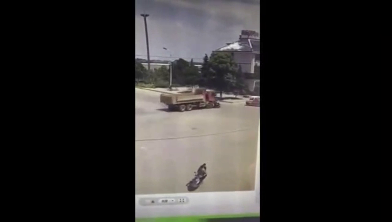 电动车跟卡车抢道，监控拍下他人生最后4秒钟！