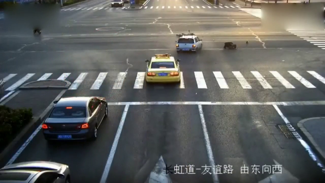 电动车随心所欲闯红灯，以为没车敢撞他