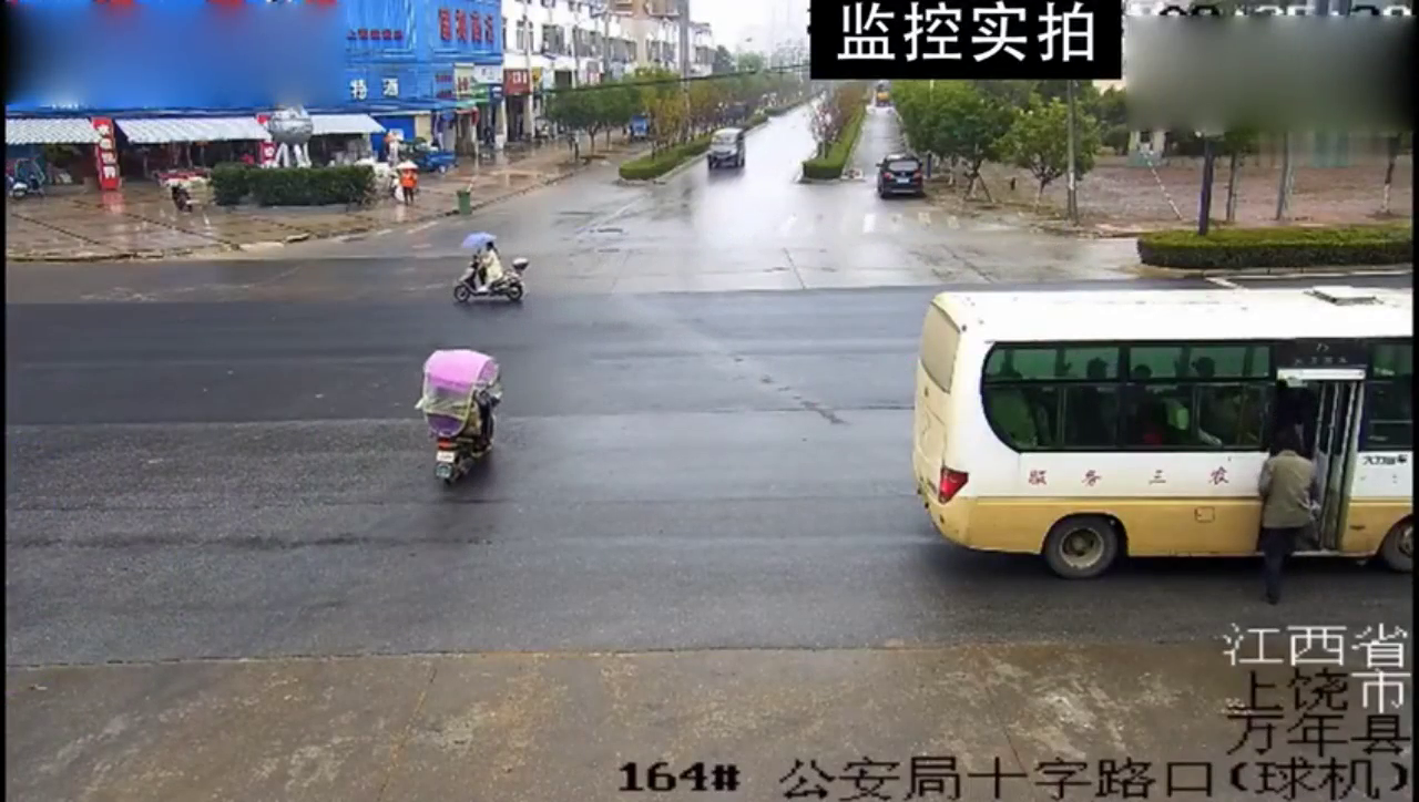 电动车司机横穿马路，不料轿车就这样撞了上来