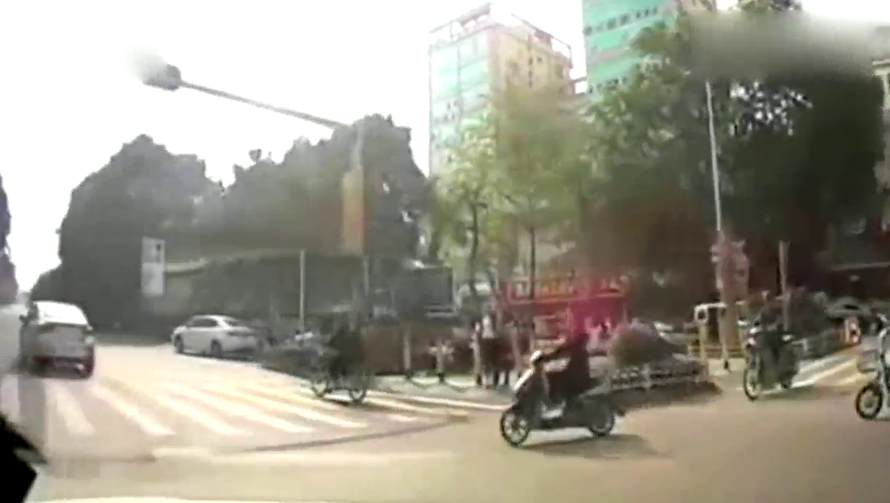 电动车美女以为都会让着她，谁知遇到狠角色