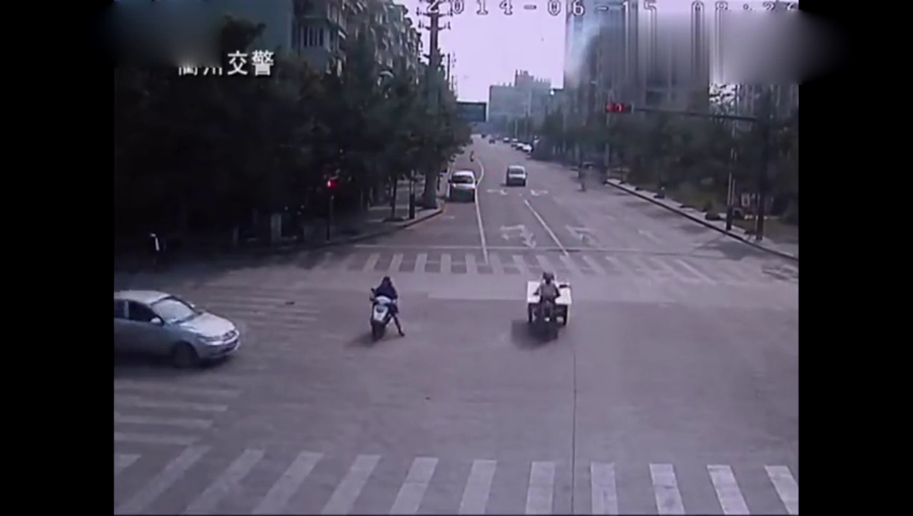 电动车和三轮车结伴闯红灯，被轿车一锅端