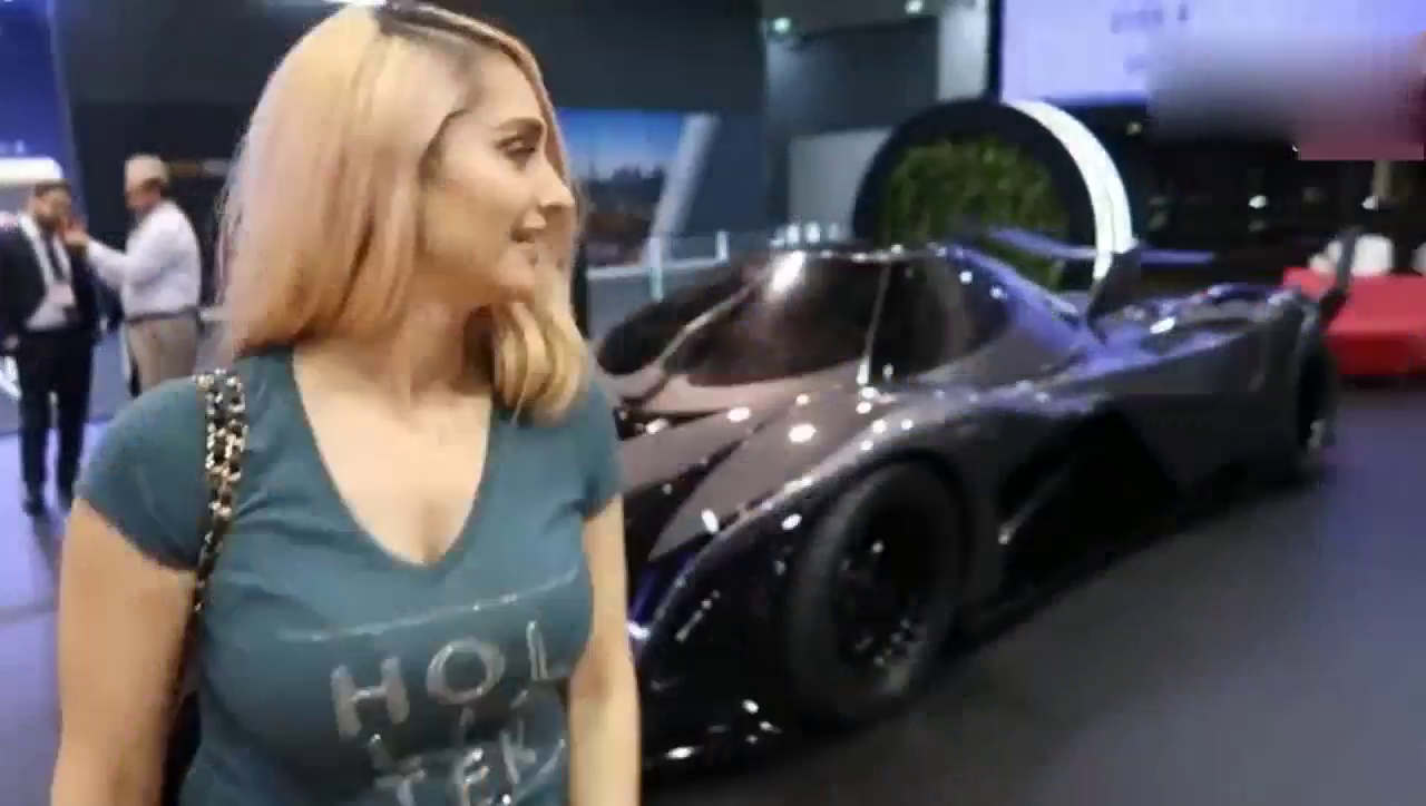 美女看到这跑车整个人都兴奋了，谁知道这跑车叫什么名字？