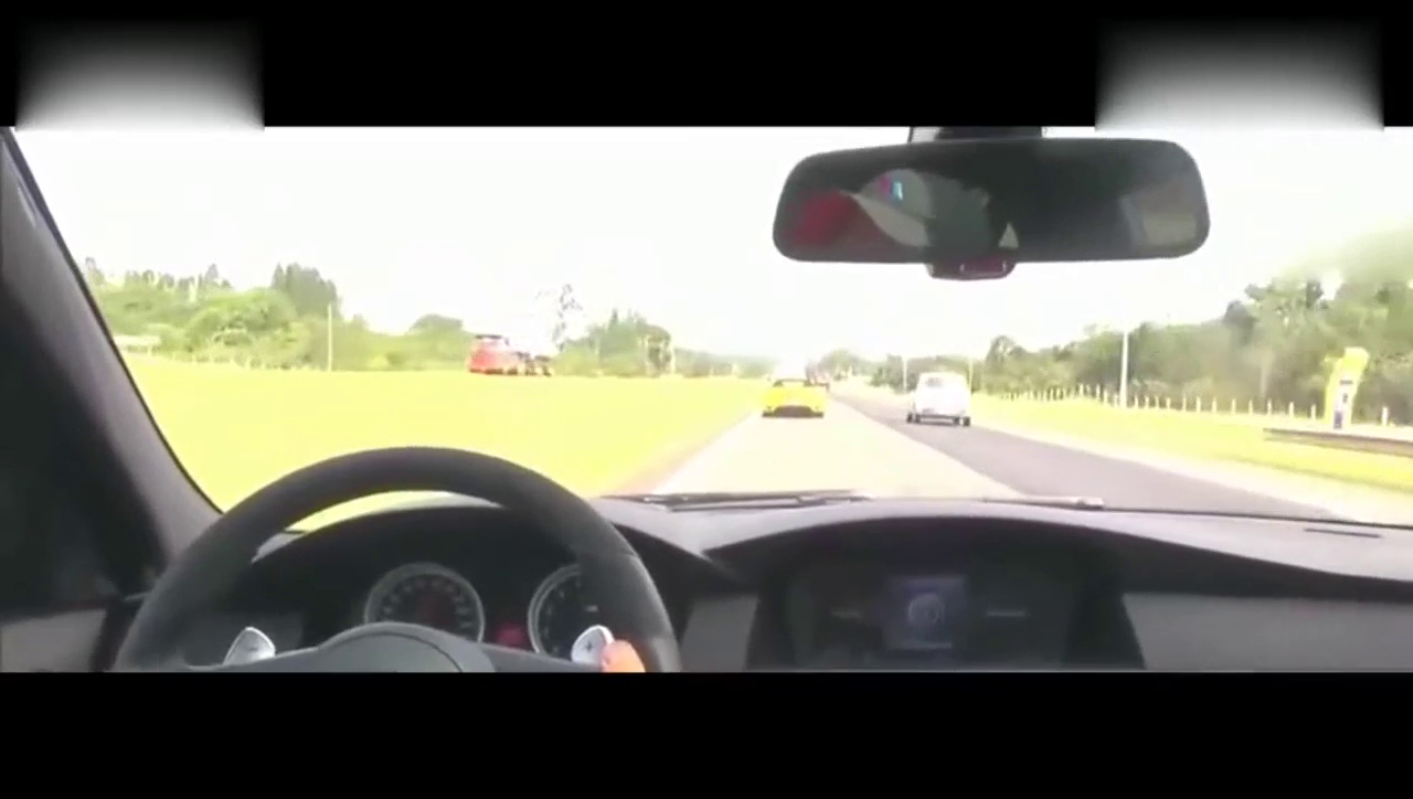 视频车主被跑车超车，接下来做出了一个疯狂的行为