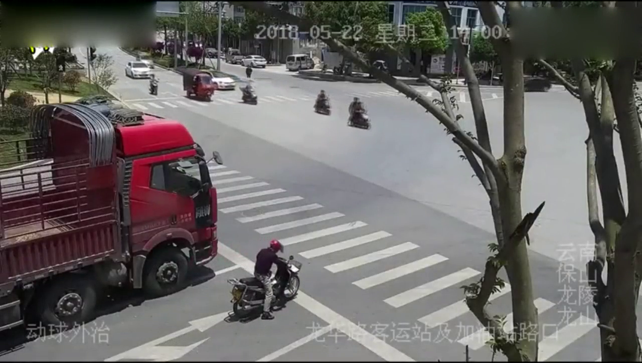 要不是电动车司机跑的快，这后果真不敢想象