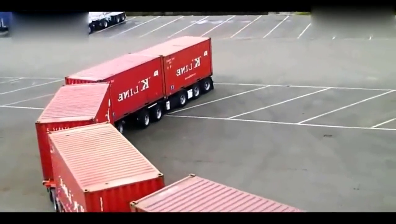 非常罕见的多节卡车老司机，看老司机是如何拐弯的