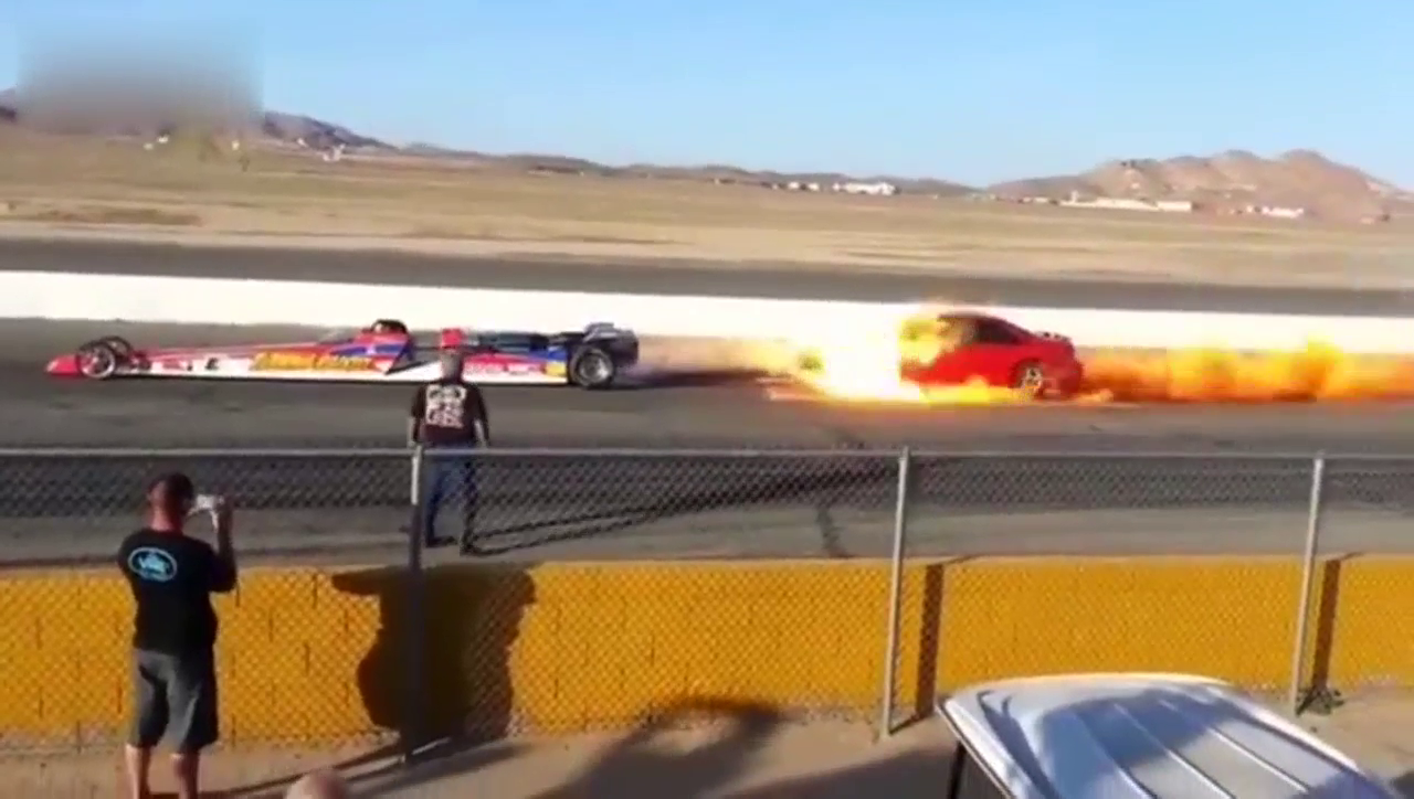 赛道的高性能赛车排气喷火，瞬间摧毁了一辆后面的跑车