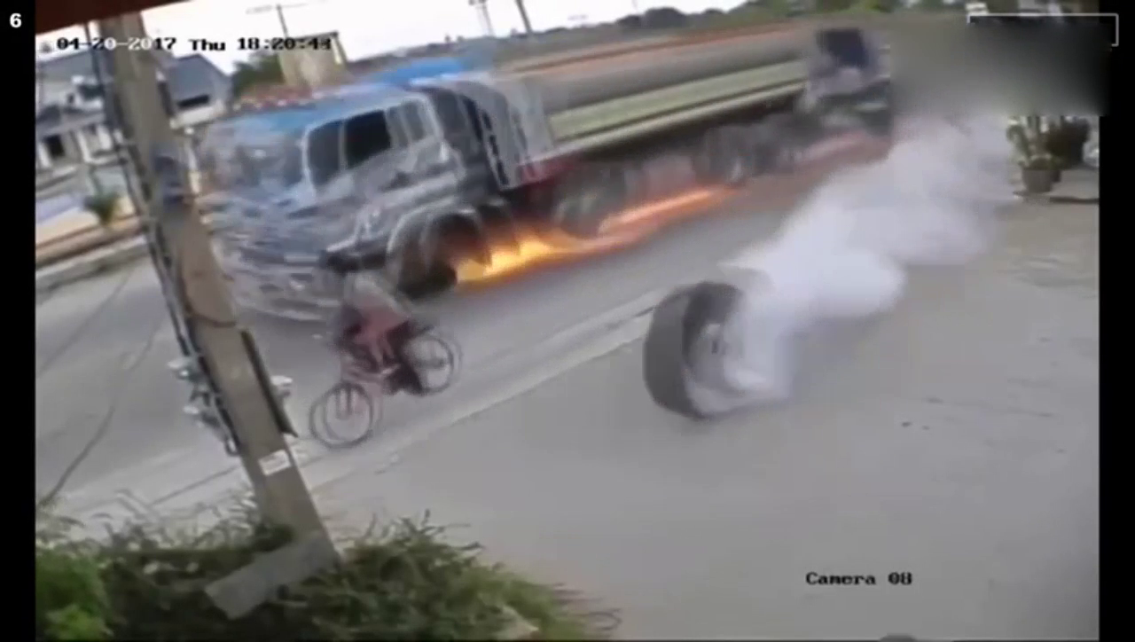 大卡车左前轮子掉了后在地面火花式滑行，轮胎撞坏路边污水管