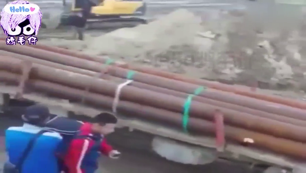 大卡车渡船过大河，刚准备倒车，突然发生这一幕！