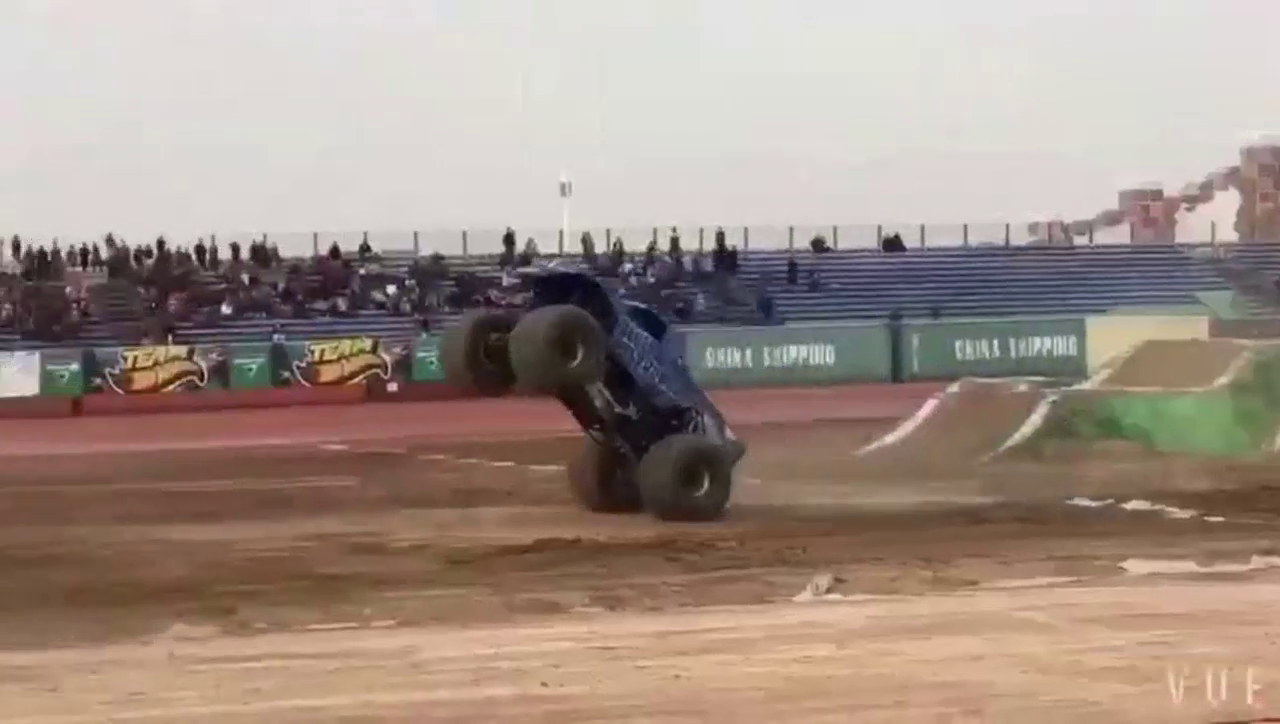 大卡车完美飞跃，惊呆赛场观众，这么重的车竟然飞那么远