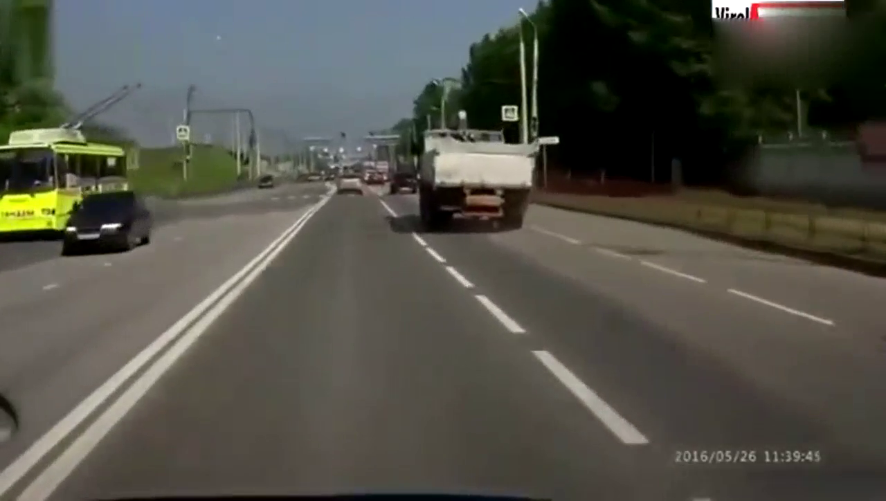 大卡车跑着跑着后桥就掉了 后面的小轿车差点躺枪